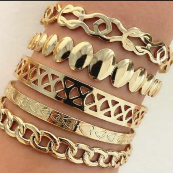 5 pulseras doradas diseño orientar medio